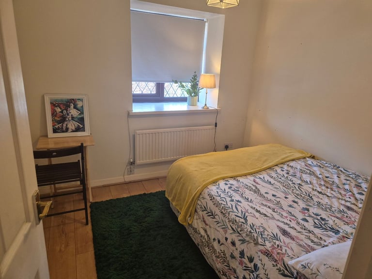 Spacious Double Room - 5 mins from Central Line