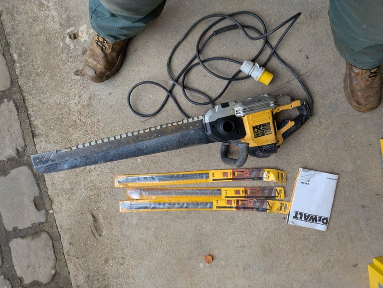 DeWalt 110v DWE397 Alligator Saw 