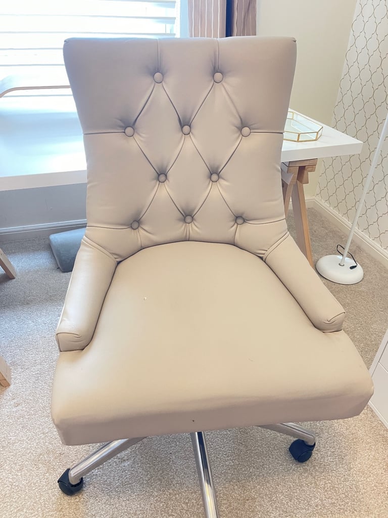 ✨ Beige Faux Leather Office / Desk Chair on Wheels ✨ Excellent Condition *Must go this week!