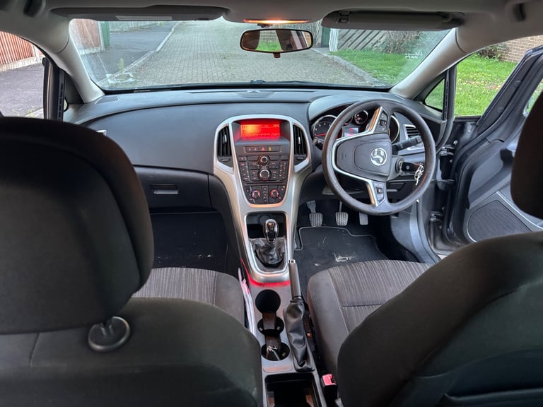 Vauxhall, ASTRA, Hatchback, 2011, Manual, 1598 (cc), 5 doors