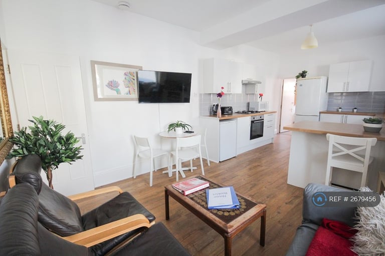 image for 5 bedroom house in Apsley Road, Southsea, PO4 (5 bed) (#2679456)