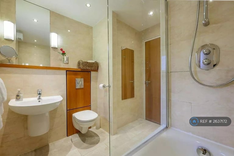 2 bedroom flat in Holyrood, Edinburgh, EH8 (2 bed) (#2637172)