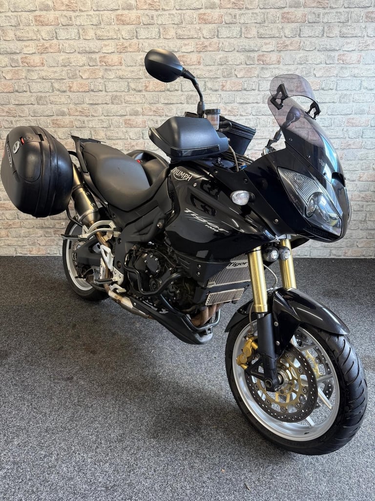 2009 Triumph Tiger 1050 - Tank bag - Panniers - Uprated end can 