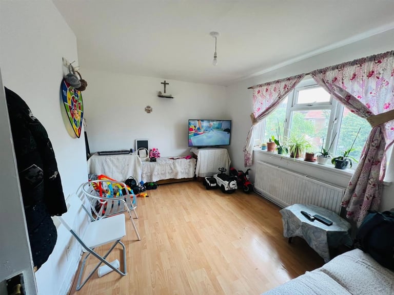 3 bedroom flat in Green Lane, Hounslow