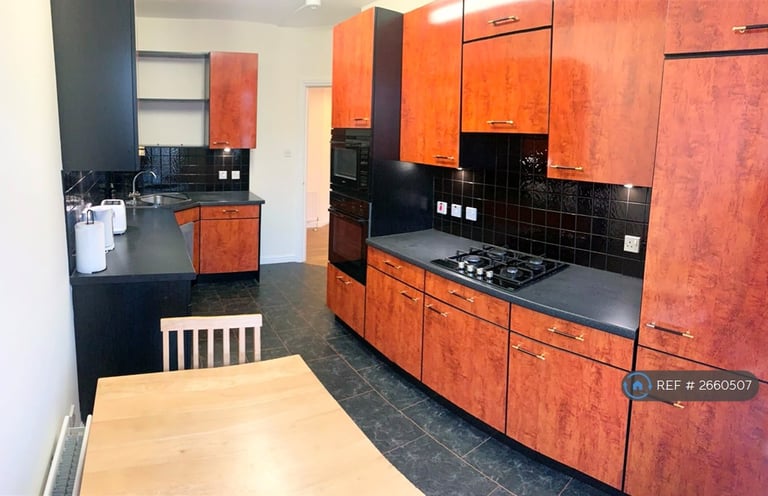 2 bedroom flat in Great Western Road, Aberdeen, AB10 (2 bed) (#2660507)