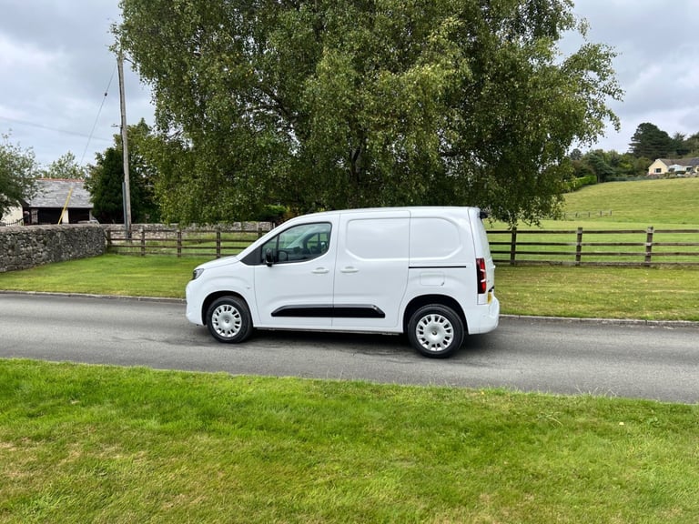 VAUXHALL COMBO CARGO 2300 1.5 TURBO D 130PS PRO L1 VAN 24 REG ONLY 2,300 MILES