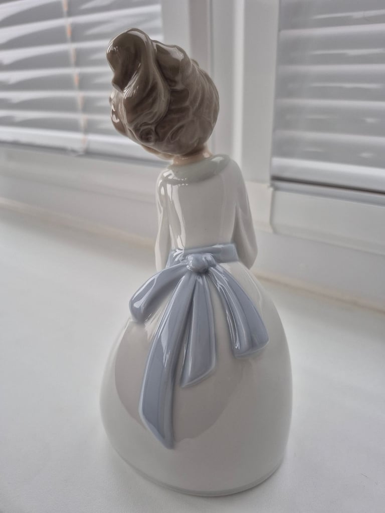 Nao by Lladro Figurine (Number 1518)