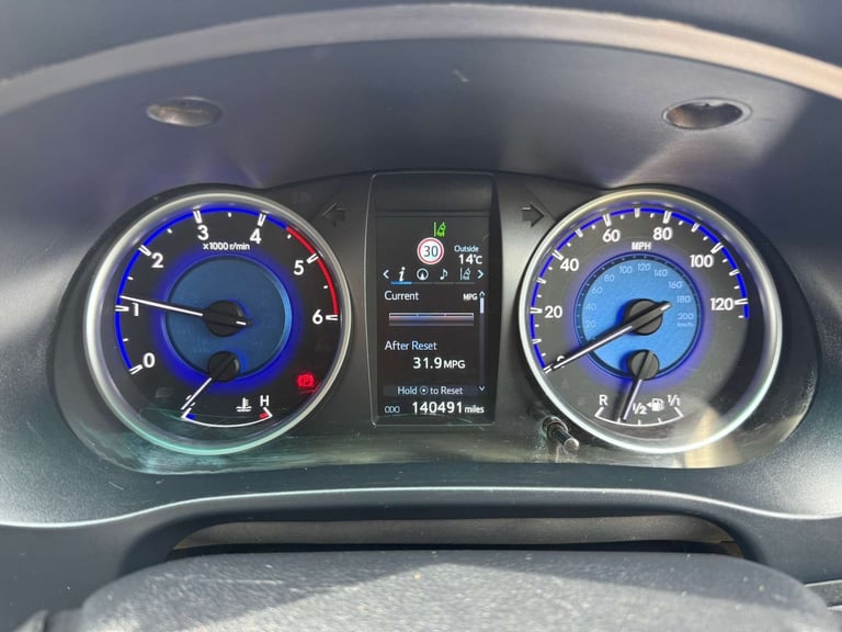 2019 Toyota Hilux 2.4 HI-Luxury Invincible D-4D 4WD Double Cab 4WD 5dr Pickup Diesel Manual
