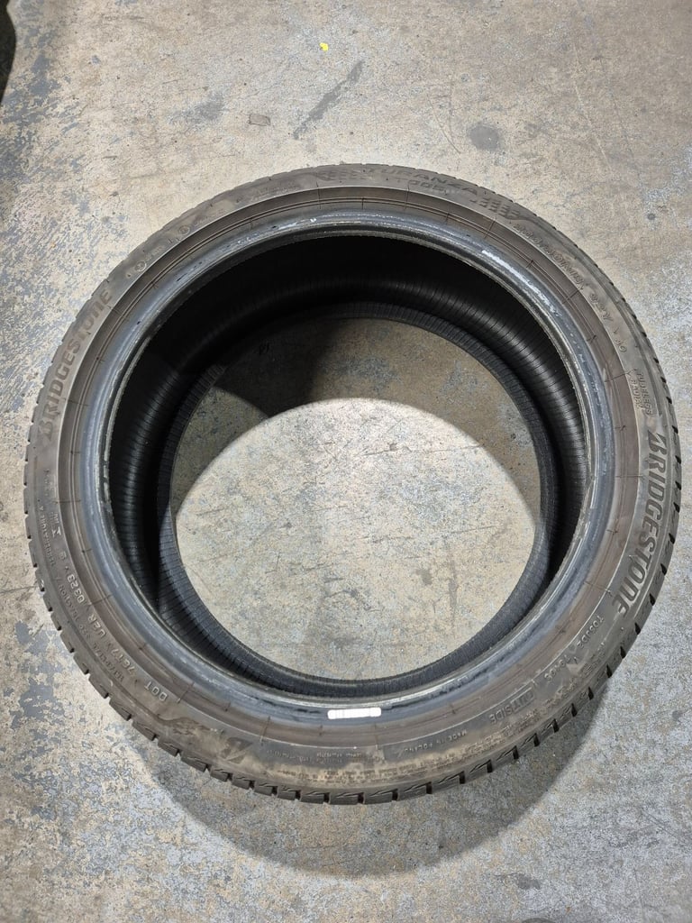 Bridgestone tyer 225 40 18 