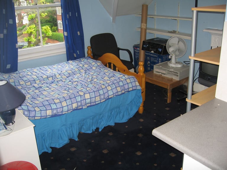 Includes Bills Converted Top Studio Shower Open Bed Room To Kitchen VeryNearRailBusTubeShops