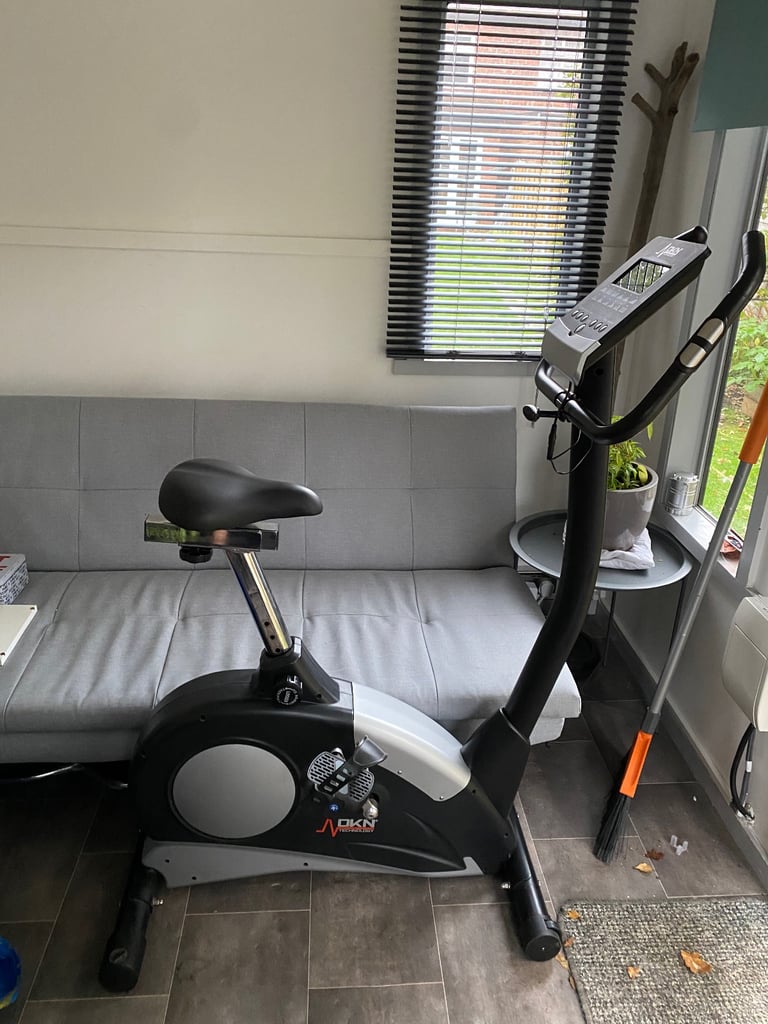 Exercise bike with power meter 
