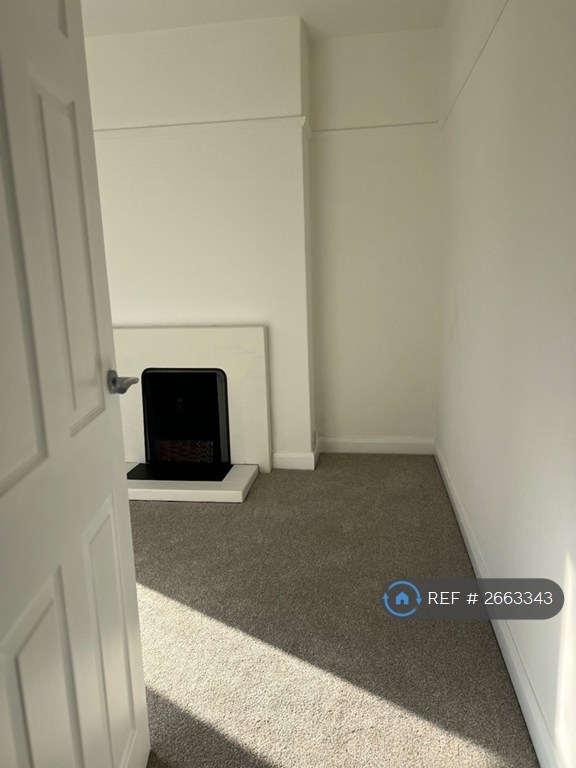 3 bedroom house in Brant Avenue, Newcastle-Under-Lyme, ST5 (3 bed) (#2663343)