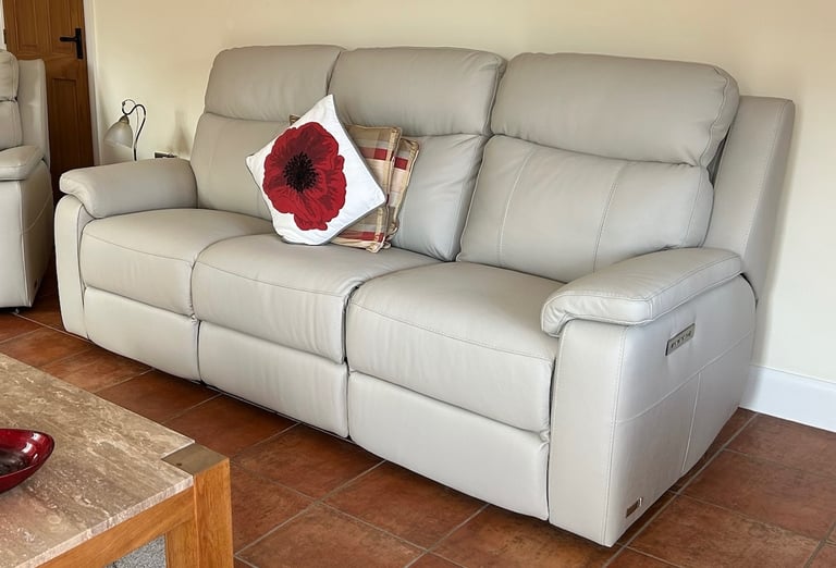 image for Like New! 3 piece Suite Italian leather reclining sofa & 2 armchairs 