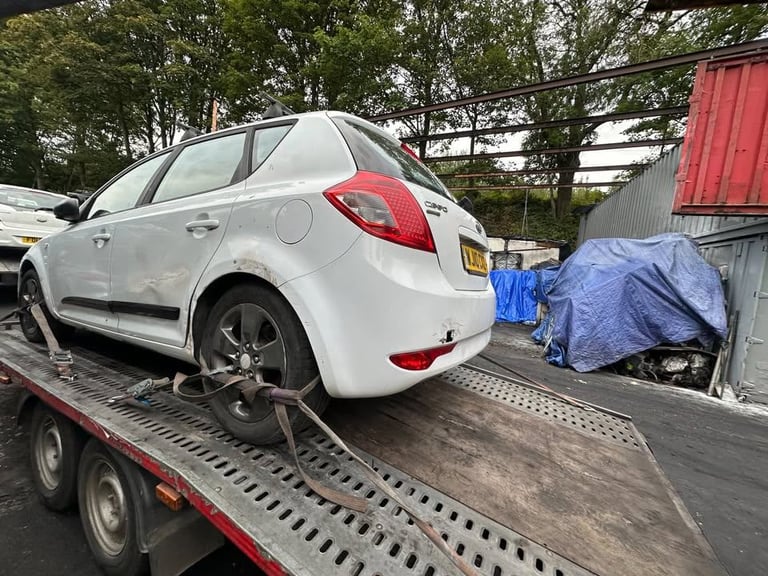  KIA CEED 2010 1.4 PETROL BREAKING FOR PARTS 