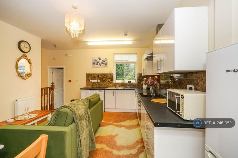 1 bedroom flat in Eccles Town Centre, Eccles, M30 (1 bed) (#2461052)