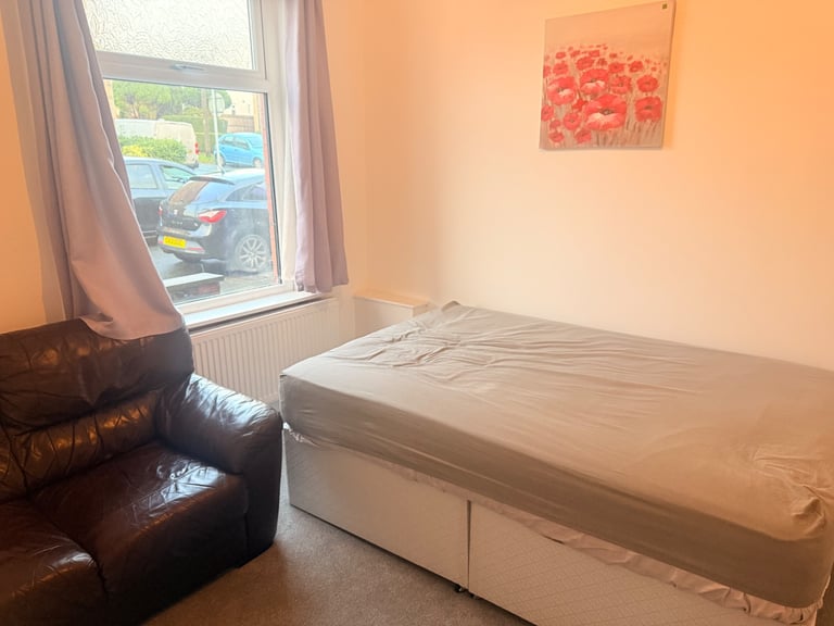🏡 Large Double Bedroom for Rent