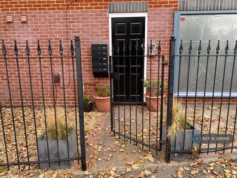 1 bedroom flat in Gladstone Road, Orpington, BR6 (1 bed) (#2661861)