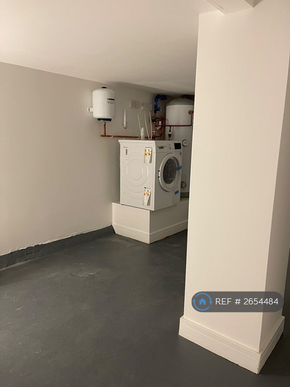 2 bedroom flat in Emanuel Avenue, London, W3 (2 bed) (#2654484)