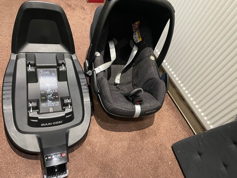 Maxi cosi car seat and base with iso fix 