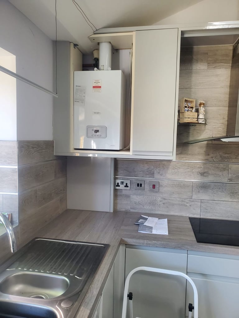 image for Gas Boiler 30kw Glowworm Energy 7 with Vertical Flue controll pannel & fittings