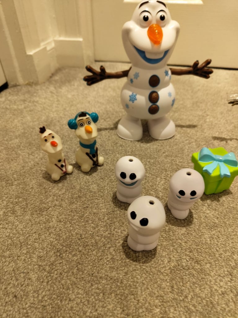 Dancing and singing frozen olaf