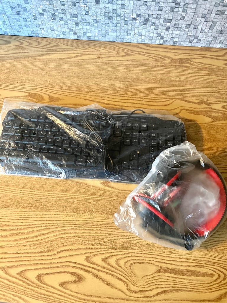 image for New wired PC Keyboard & headphones