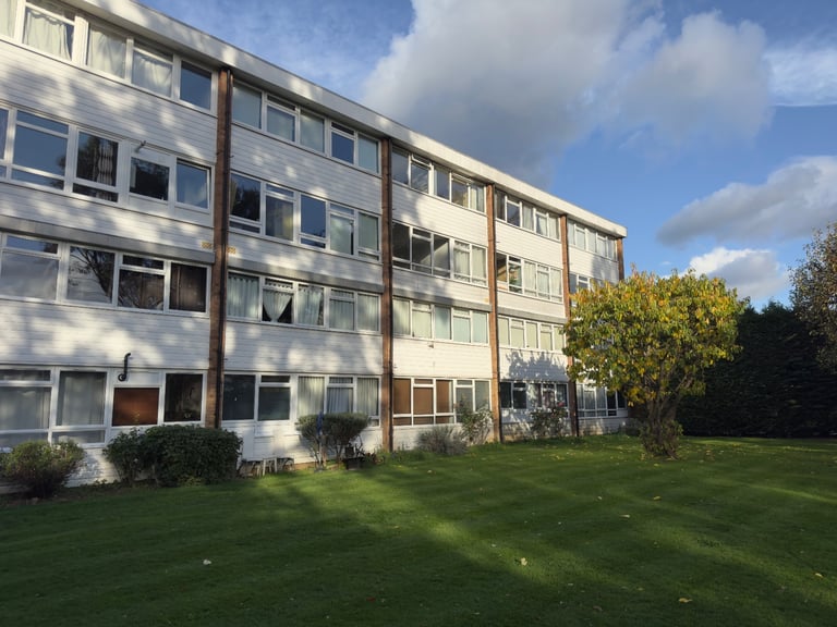 Two bed split level flat (Hainault Central Line Station) 