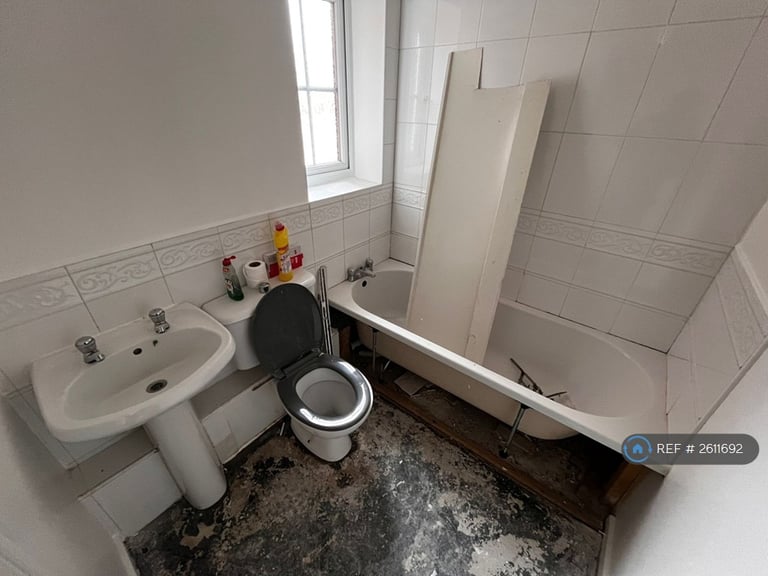 2 bedroom flat in Thorndale Court, Manchester, M9 (2 bed) (#2611692)