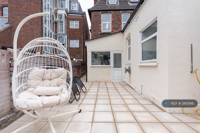 3 bedroom flat in London Road, Portsmouth, PO2 (3 bed) (#2615166)