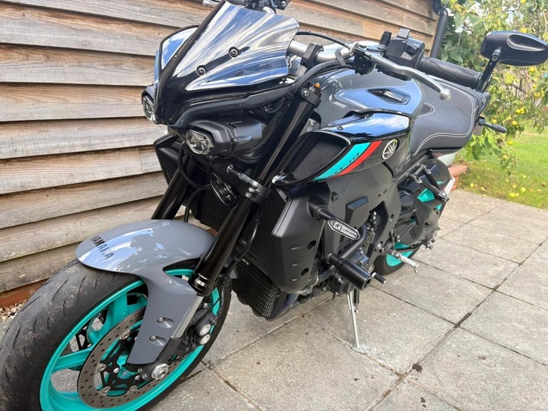 2023 / 73 Yamaha MT10 £10000 Grey 5978 miles.
