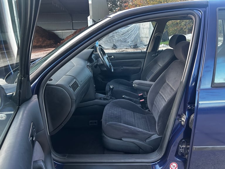 Volkswagen Golf with cruise control, ULEZ compliant, long MOT, great service history! - Image 8