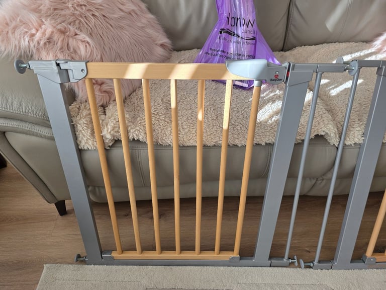 2 x Avantgarde Pressure Indicator Safety Baby Gate Including Extensions