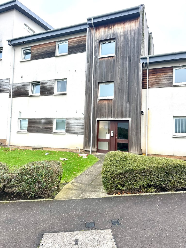 Two Double Bedroom Modern Flat with En-suite and P/Parking 