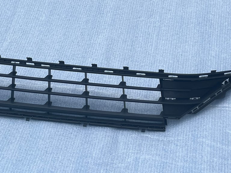 GENUINE VW GOLF  BUMPER LOWER CENTER GRILLE BLACK TRIM