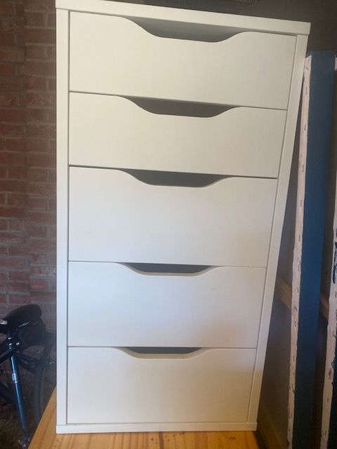 White small set of drawers £25 as new no marks