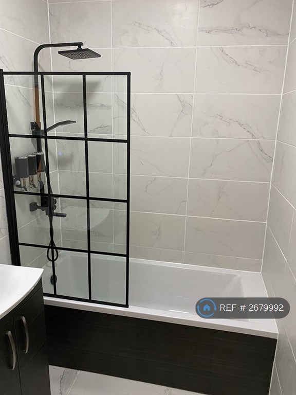 1 bedroom flat in Tudor House, Brighouse, HD6 (1 bed) (#2679992)