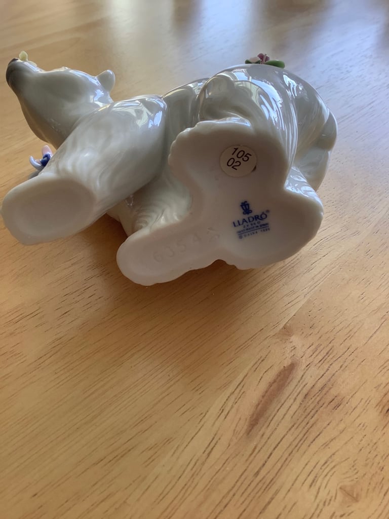 Lladro Polar Bear with flowers