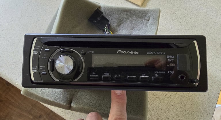 Pioneer DEH-2100UB Radio Headunit - CD/MP3/USB