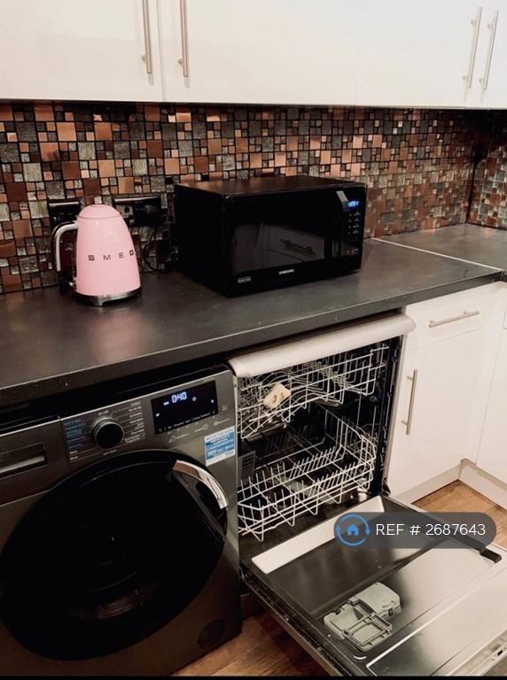 4 bedroom flat in Glasgow, Glasgow, G5 (4 bed) (#2687643)