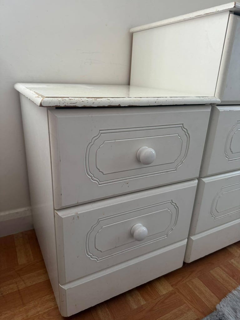 Bedroom furniture set