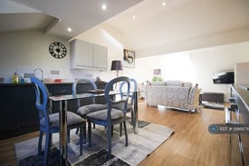 2 bedroom flat in Staplegrove Road, Taunton, TA1 (2 bed) (#1266874)