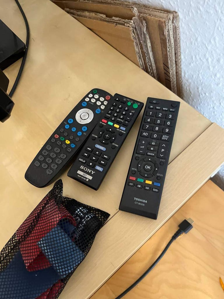 Toshiba 32-inch HD-Ready LED television (32EL833)