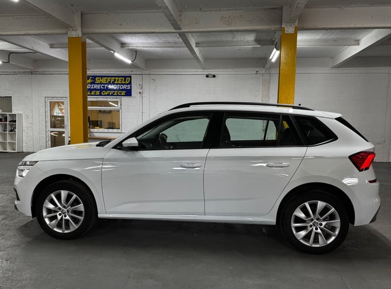 One Owner | Rear parking sensors| Apple Car play