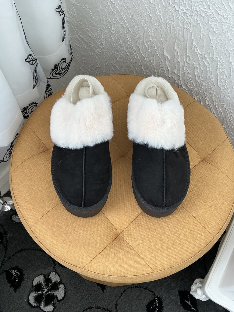Ladies new slippers size 6 £10.00.