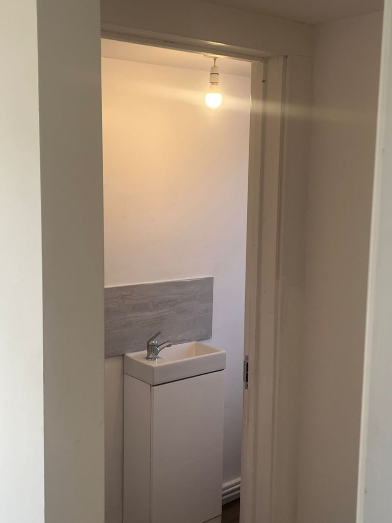 Spacious & Cosy Ensuite Room for Rent in - UB5 6LQ