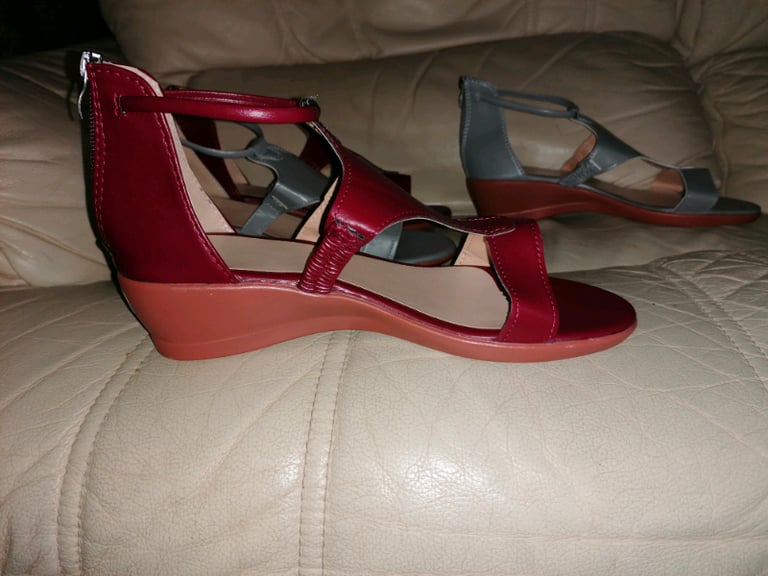 2 pairs of sandals brand new size 7