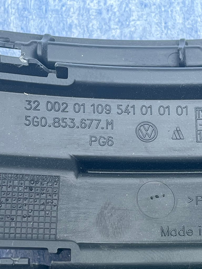 GENUINE VW GOLF  BUMPER LOWER CENTER GRILLE BLACK TRIM