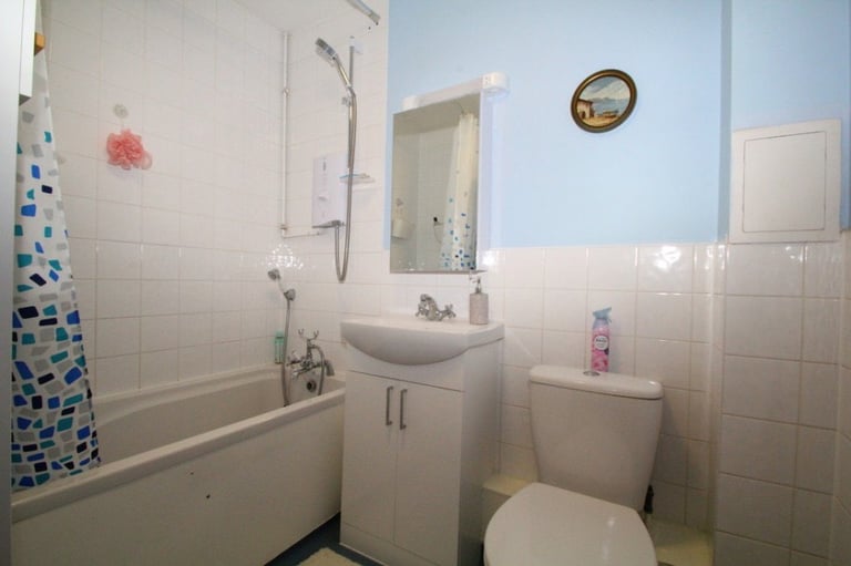 Hane Estate Agents offer a 1 bedroom 2nd floor flat within a modern block with lift access