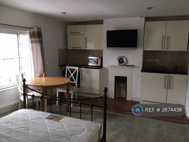 1 bedroom flat in Watling Street East, Towcester, NN12 (1 bed) (#2674438)