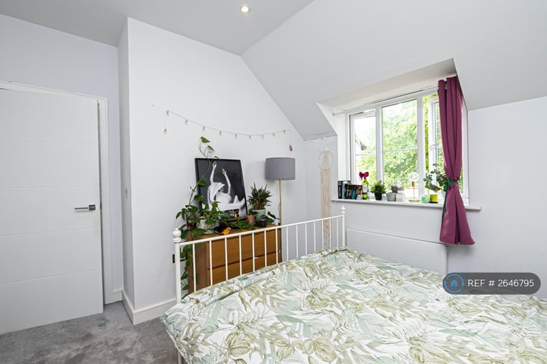 2 bedroom flat in Lawton Green, Loughton, IG10 (2 bed) (#2646795)